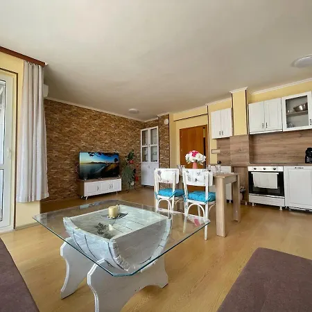Cozy By The In Byala Апартаменти