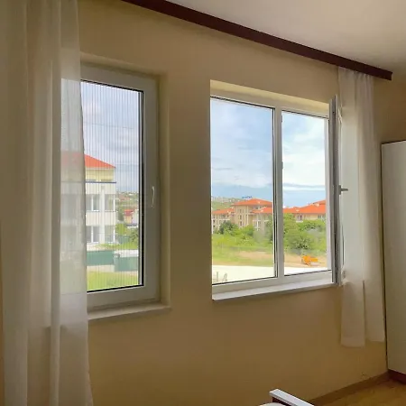 Апартаменти Cozy By The In Byala